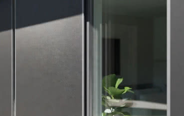 Zatrzymaj słońce zanim nagrzeje szybę: jak działają pionowe osłony materiałowe?